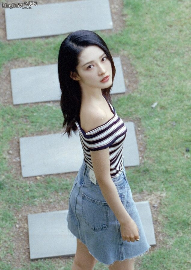 The girl-next-door actress Li Qin's shoulders are half exposed(2/5)