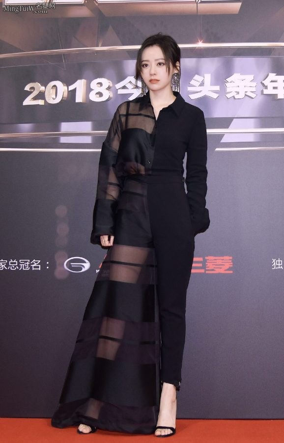一半是裙子一半是裤子张靓颖精品美足秀(2/5)
