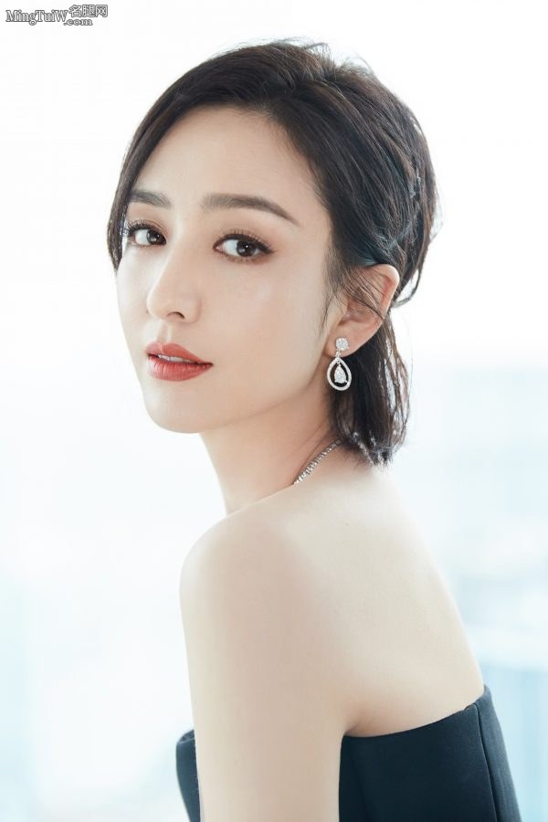 佟丽娅露香肩玉背从头到脚都是如此精致完美(6/6)