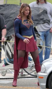《女超人》Melissa Benoist黑丝袜靴子片场照片