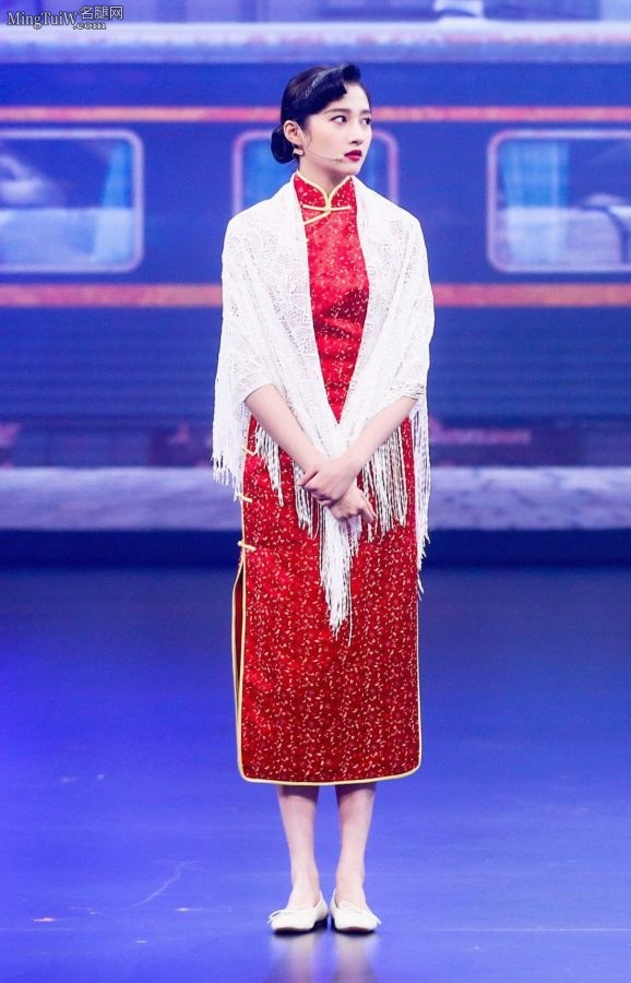 一老一少王琳和关晓彤穿旗袍带你穿越(8/8)