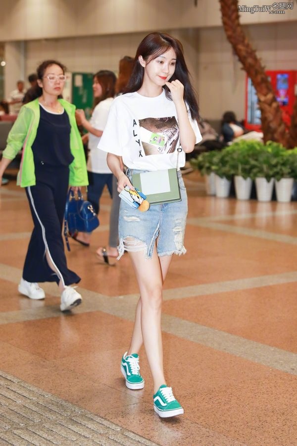 街拍李菲儿的美腿牛仔短裙有点性感(2/6)