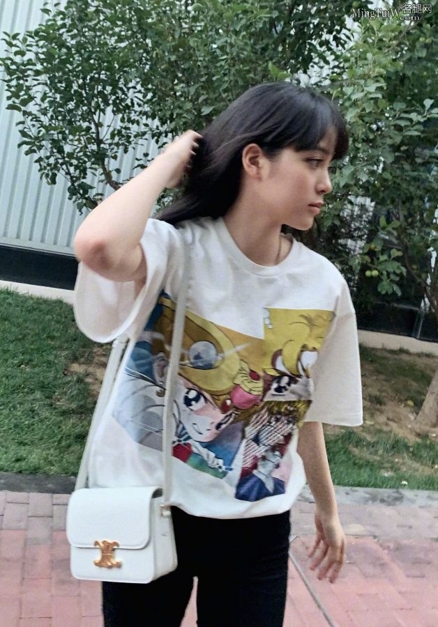 Little beauty Ouyang Nana has a lot of fun with her little white feet wearing slippers(3/7)