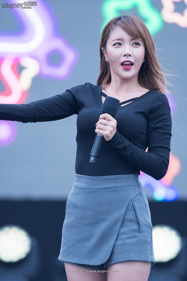 韩国女星洪真英玉足踩高跟鞋现场(19/21)
