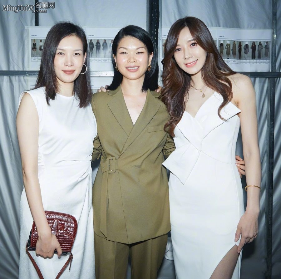 高挑的女星周韦彤身穿性感白色抹胸礼服气质高贵(9/9)