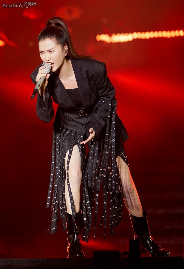 谭维维美腿穿高筒靴现场飙歌效果燃炸（第8张/共9张）