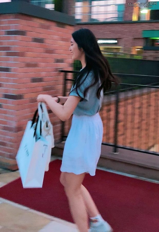 纯美的小精灵柴蔚白皙玉腿生活照(6/7)