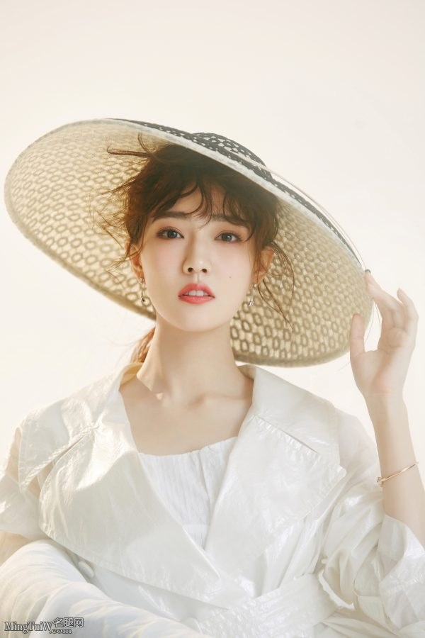 高颜值美女徐璐纯美写真玉腿白皙光滑(2/7)
