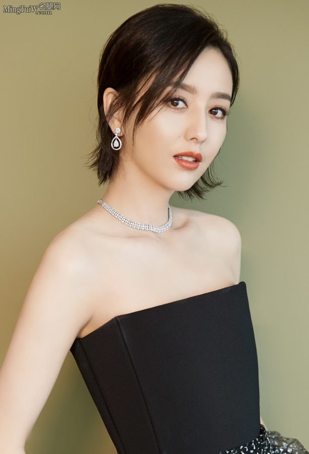 佟丽娅露香肩玉背从头到脚都是如此精致完美(3/6)