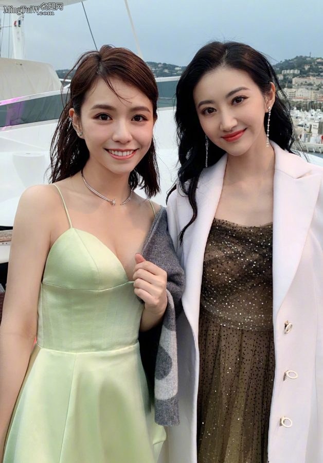 宋芸桦穿低胸吊带礼裙露深沟(5/5)
