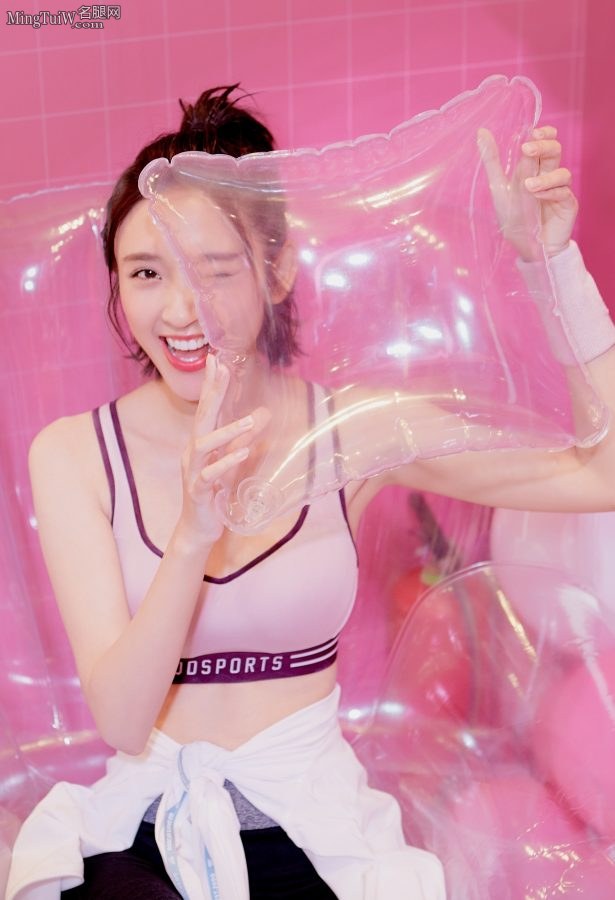 粉色的纯情少女唐艺昕穿运动内衣代言乔丹(5/9)