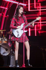 长直发美少女欧阳娜娜的细白腿