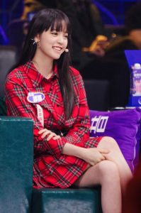 长直发美少女欧阳娜娜的细白腿