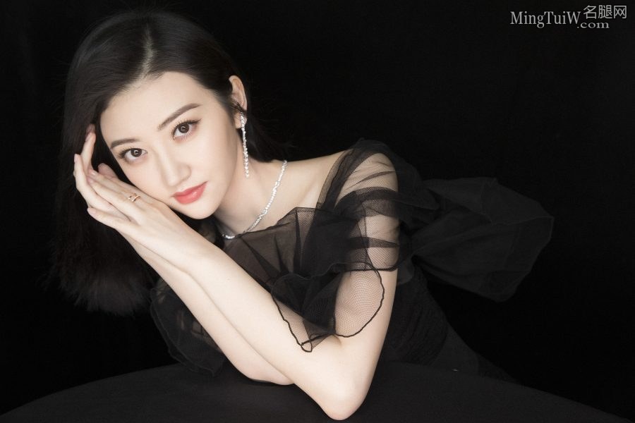 年轻貌美的女星景甜顶级玉腿(6/14)
