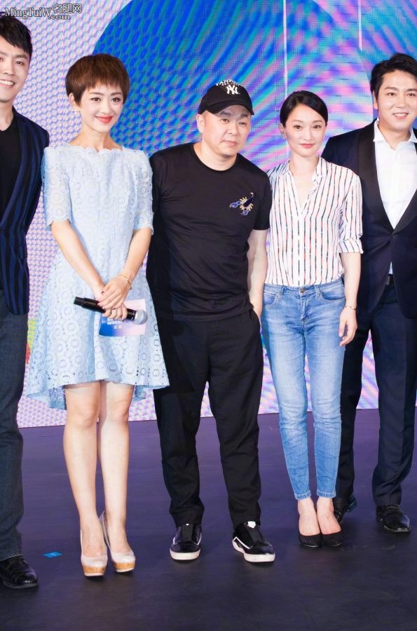 周迅身穿紧身牛仔裤凸显优美腿部线条(2/6)