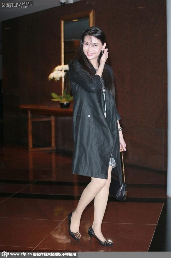 成熟韵味的女明星邱淑贞穿上了肉色袜子(1/3)