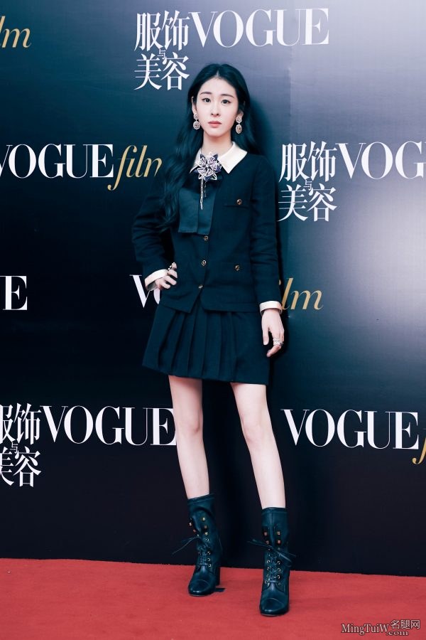 外形高挑清新的市里女歌手张碧晨短靴美腿(1/2)