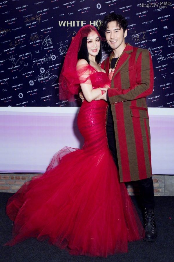 红色新娘钟丽缇身着紧身婚纱美臀凸显(6/8)