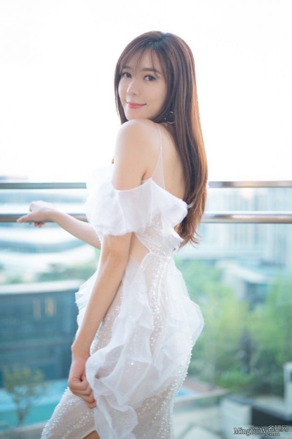 周韦彤仙气飘飘的白纱裙透出美妙的胴体(6/9)