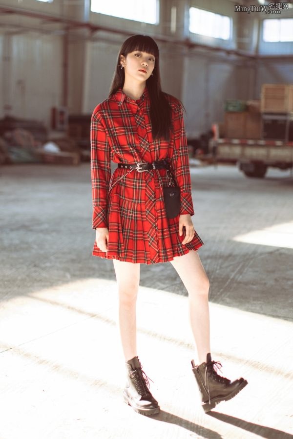 长直发美少女欧阳娜娜的细白腿(1/13)