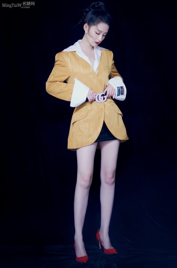 红唇美腿李沁踩细高跟鞋拍写真气质高傲(2/6)