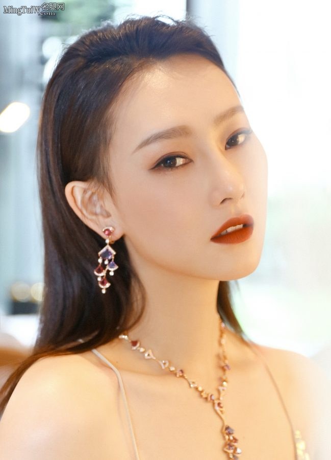 模特出身的李昕岳美胸长腿身材果然不一般(2/9)