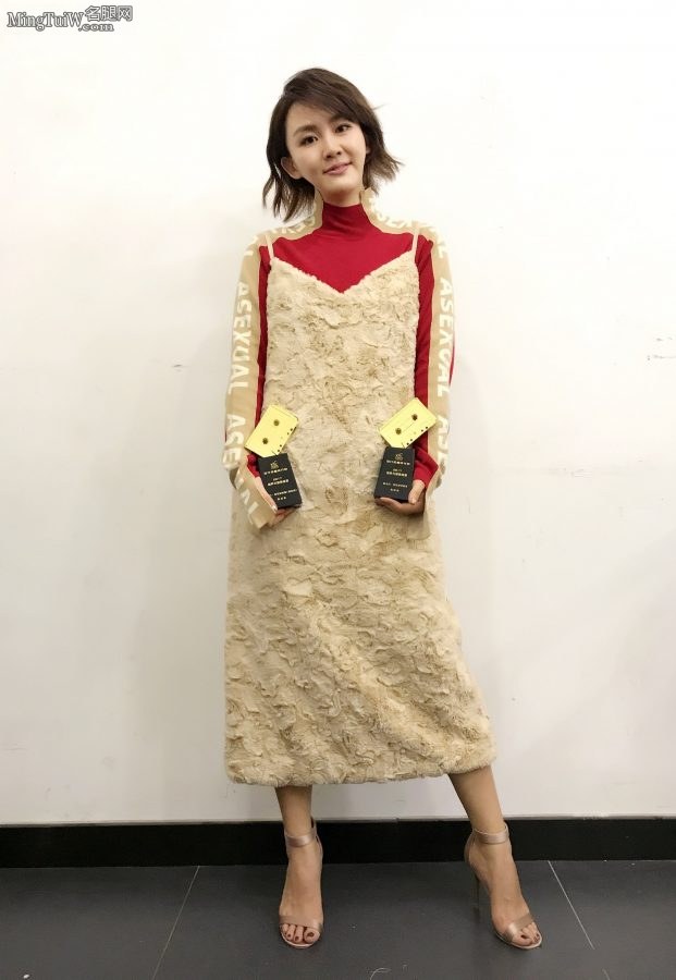 Singer Chen Zitong's beautiful feet are wearing cool high heels with a cute expression(1/2)