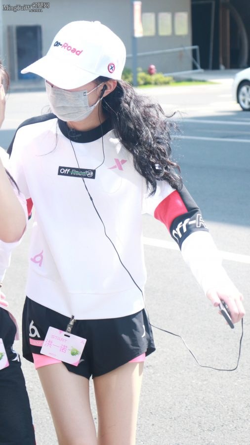 小姐姐洪一诺长腿+筒袜甜美出击(5/9)