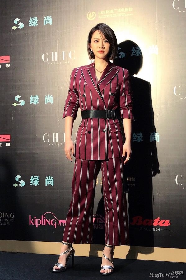 女歌手陈梓童西装配高跟知性气质(2/2)