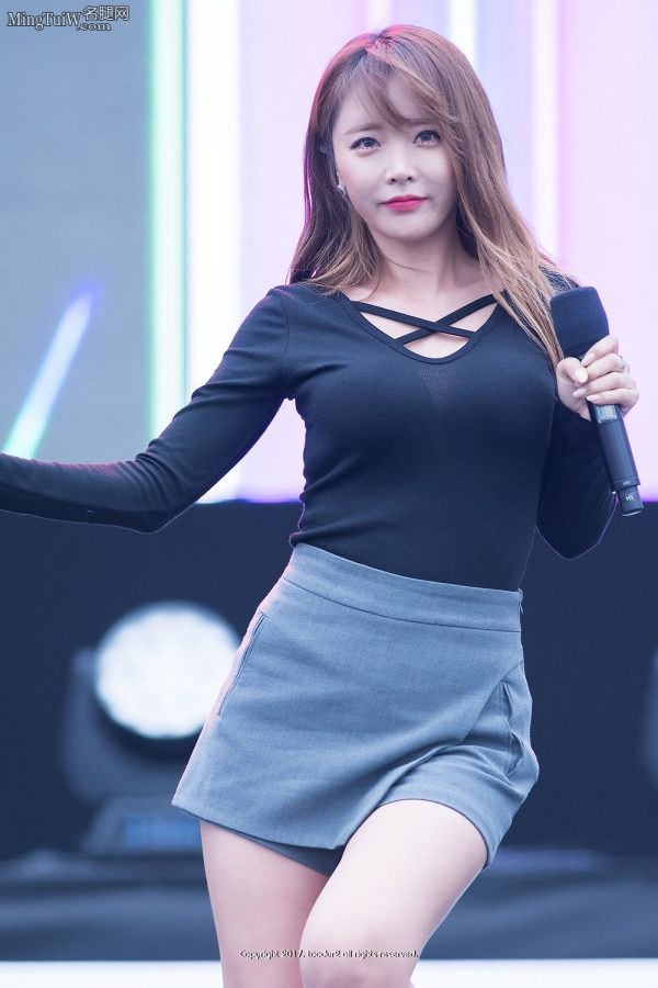 韩国女星洪真英玉足踩高跟鞋现场(14/21)