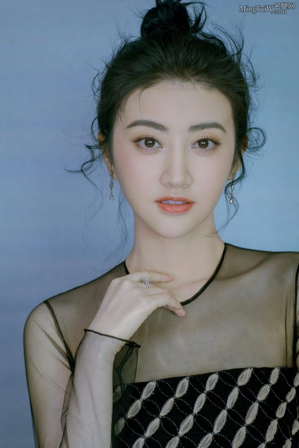 可爱丸子头景甜白皙玉足踩73hours高跟鞋(5/8)