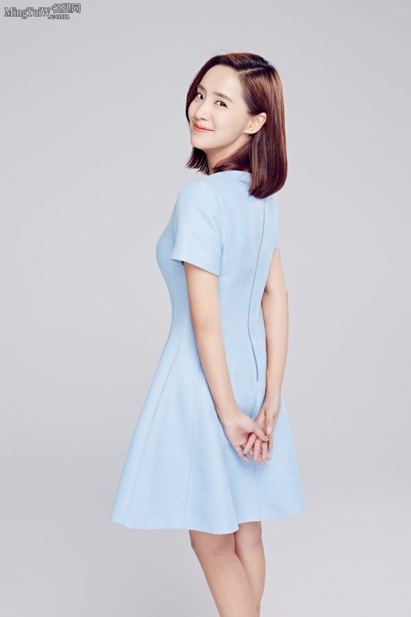 女神王智清新小篮裙高跟美足写真(4/8)