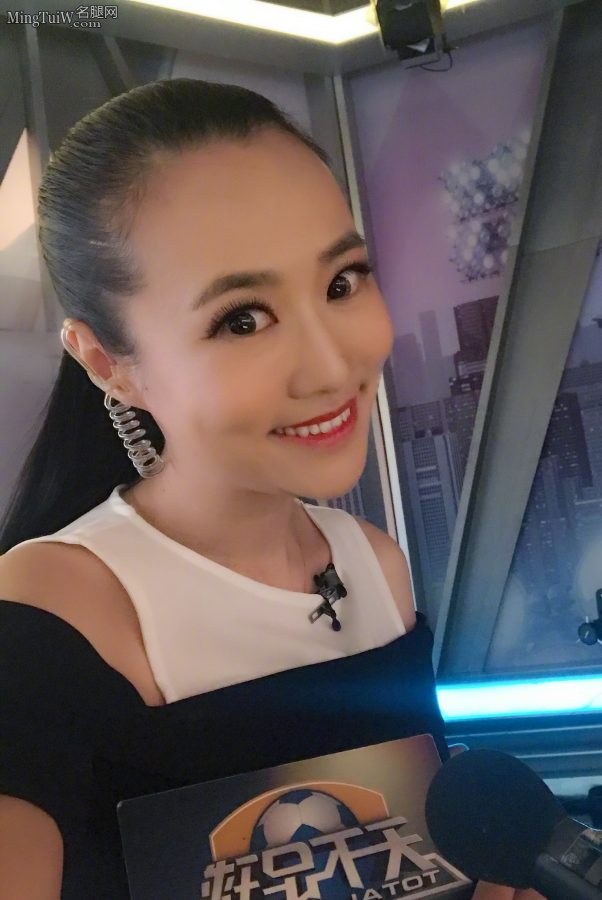 《天下足球》的美女主持王曦梁腿部永远是展示的重点(3/4)