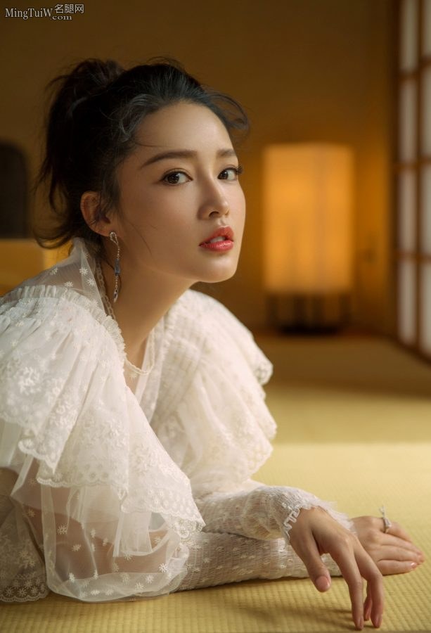 李沁光腿玉足写真优美的线条太诱人(5/10)