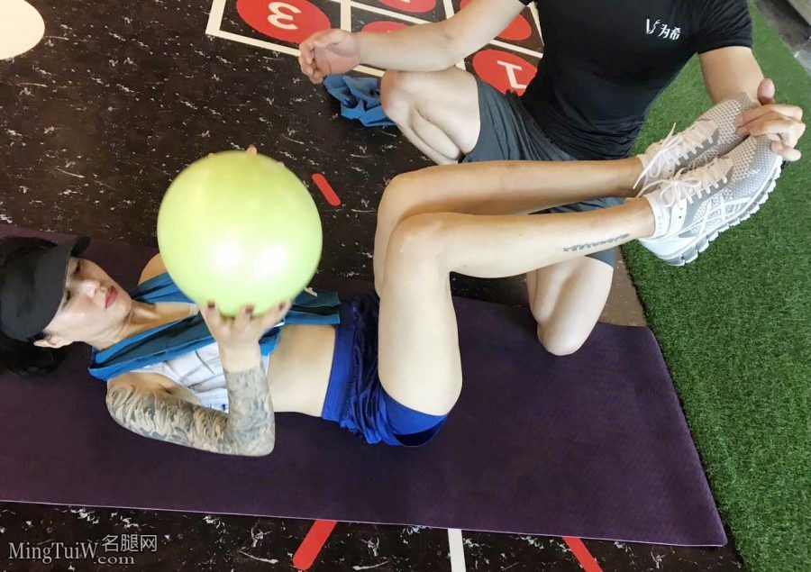 热爱运动的谭维维练出结实匀称的美腿(2/5)
