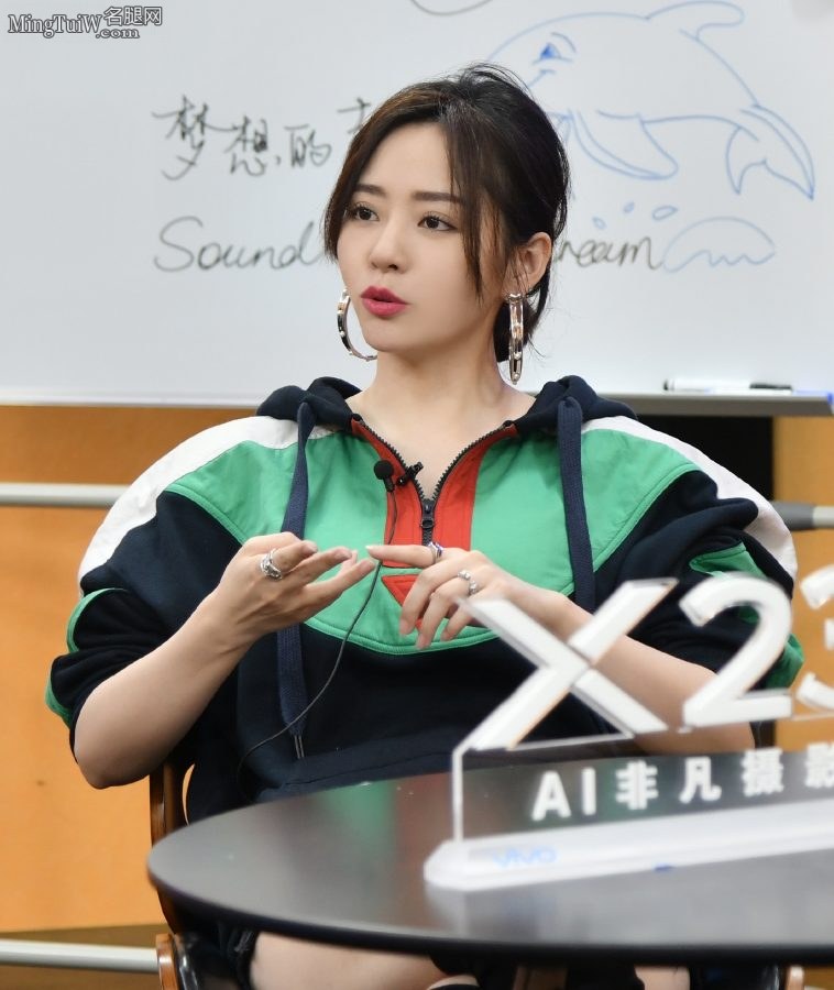 可爱的美妞张靓颖腿好白好美(5/5)