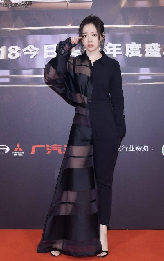 一半是裙子一半是裤子张靓颖精品美足秀(4/5)