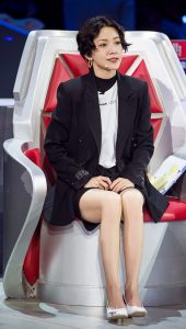 这个节目不错可以好好欣赏女嘉宾郭采洁的美腿