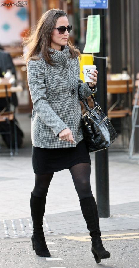 时髦的英国大姐姐Pippa Middleton冬天穿厚丝袜靴子外出(12/18)