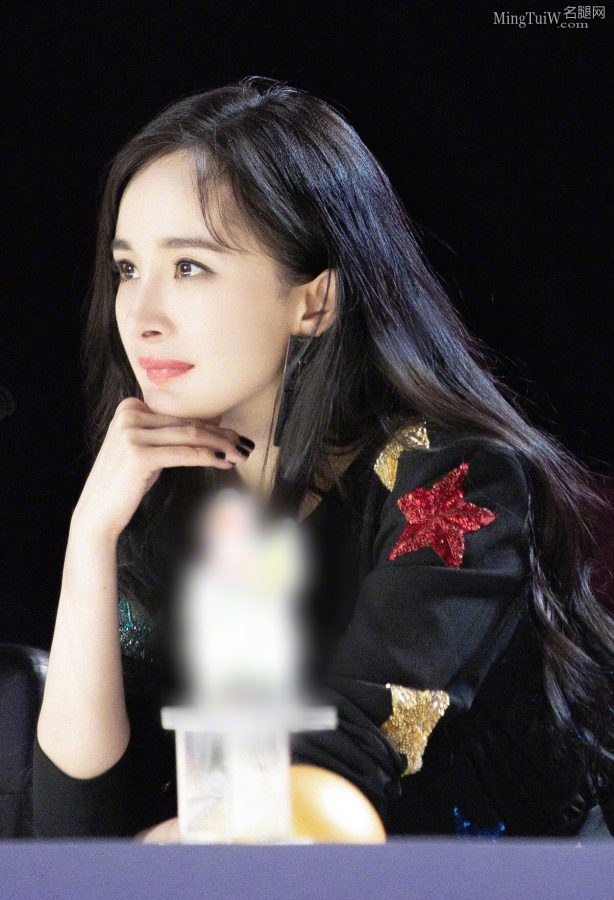 一颦一笑皆风景女神杨幂美腿玉足高跟(14/17)