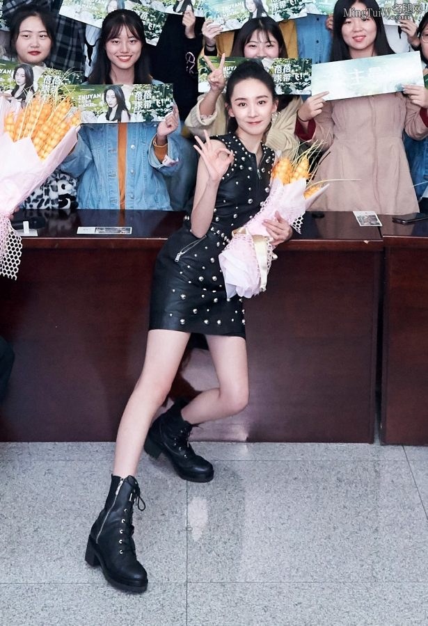 朱颜曼滋穿马丁靴大秀纤细笔直的美腿(5/10)
