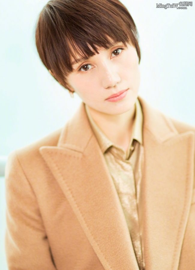 气质自信从容的精致美女袁泉纤拥有一双细玉腿(4/6)