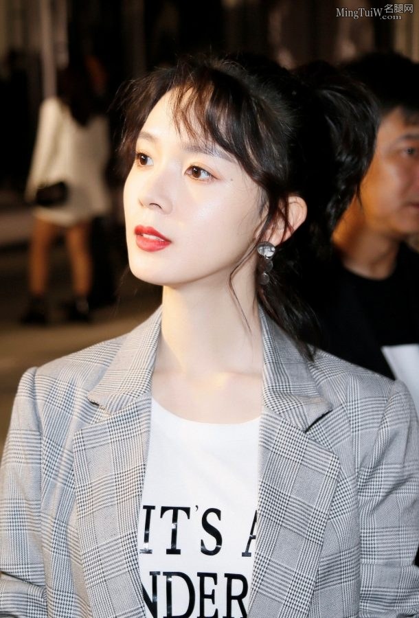 美女陈瑶玉腿白皙手指纤细(5/6)