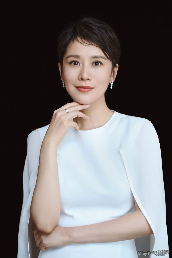 恬静优雅的女演员海清脚踩一字带凉高跟鞋(5/7)