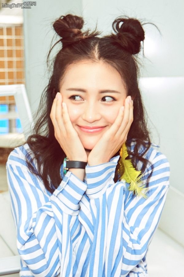 包贝尔老婆包文婧脚上穿了性感的细高跟鞋(5/5)