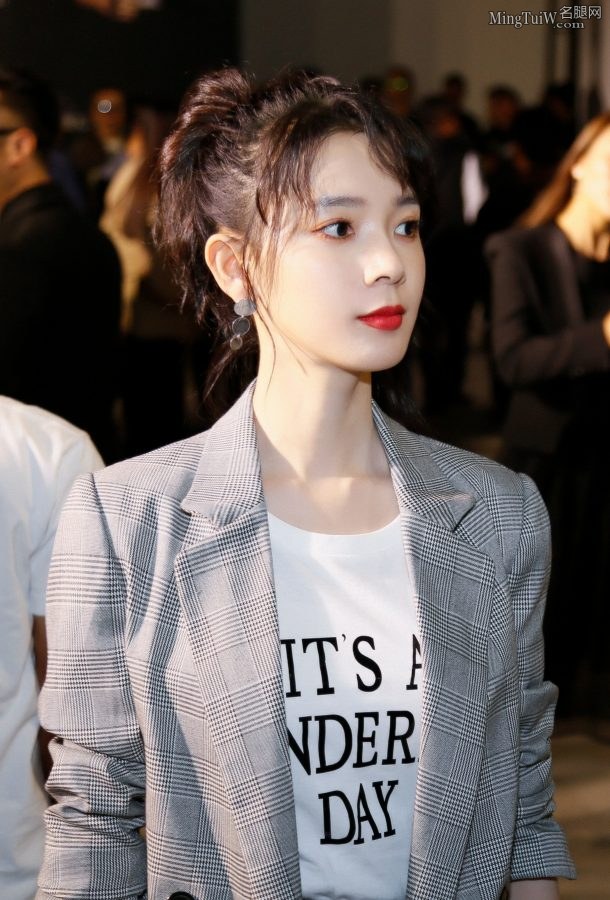 美女陈瑶玉腿白皙手指纤细(4/6)