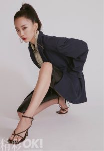 “坏女孩”朱颜曼滋拍时尚写真美腿纤细