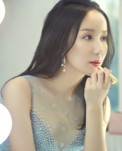 御姐“胡一菲”娄艺潇的小脚丫露的上瘾了
