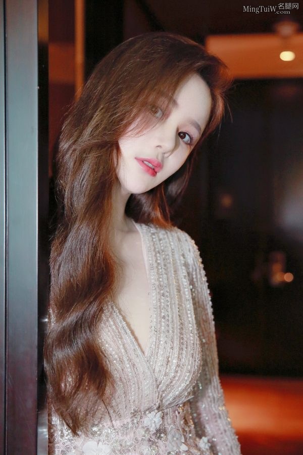 邱意浓宣传电影顶级美腿白细长直(8/9)