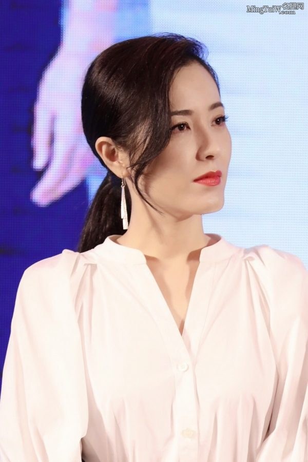 气质御姐曾黎黑色皮裙露白皙美腿(2/6)